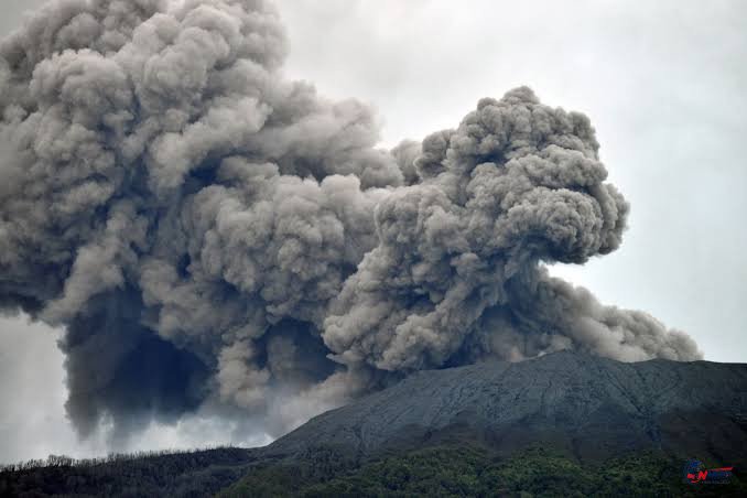 Di Tengah Abu Vulkanik, Warga Hanya Bisa Berharap Angin Membawa Abu Menjauh dari Permukiman
