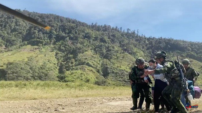Istri Sopir Korban Penembakan KKB Dievakuasi Udara dari Mbua ke Wamena