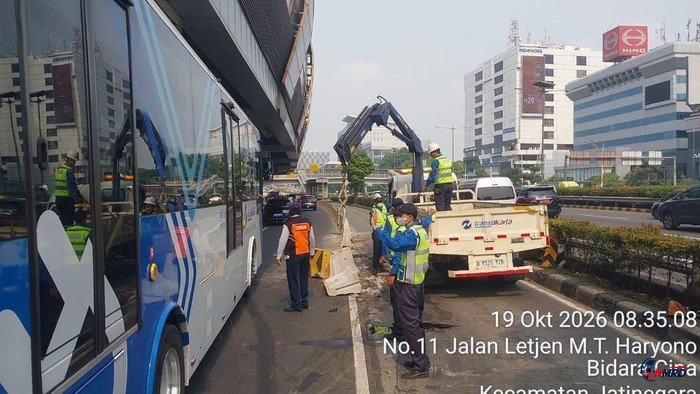 Truk Tabrak Separator di Halte Ciliwung, 15 Rute Transjakarta Terdampak Keterlambatan