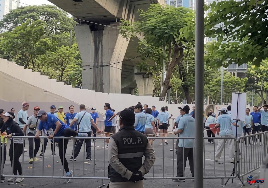 Viral Pelari Jakarta Running Festival Terobos Pagar saat Cut-Off Time, Petugas Kewalahan Menahan Dorongan Massa
