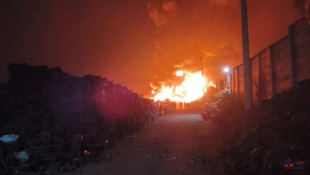 Kebakaran Hebat Landa Gudang Ban Bekas di Mojokerto, Lokasi Dekat SPBU, Tumpukan Ban Langsung Membesar